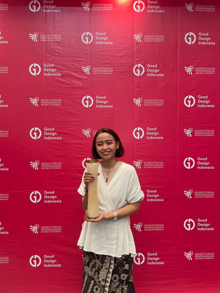 Pable Good Design Indonesia Award GDI Award Aryenda Atma holding a trophy of Good Design Indonesia Award